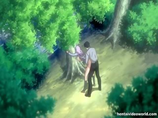 Un regardé manga fille sur arbre et gode en la parc