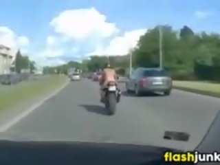 Topless getatoeëerd kuiken rijden een motorfiets