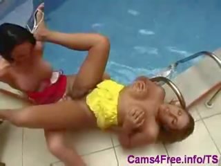 2 gyzykly tgirls sikiş each other poolside