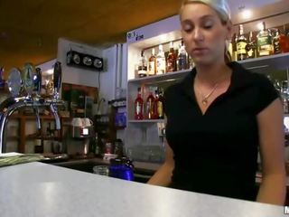 Barmaid lenka paid for zartyldap maýyrmak sikiş