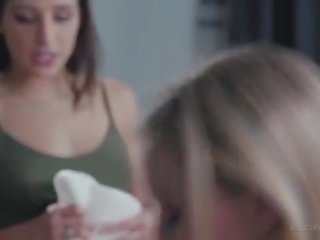 Abella danger, riley reyes - whoops! ma poing slipped en!