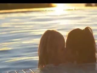 Lesbians shuplaka vrima tjetër në pishinë