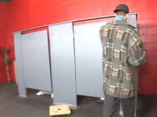 Dois bêbeda rapazes ações um negra puta em banheiro
