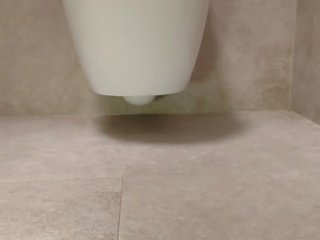 Sexy pieds en la toilettes