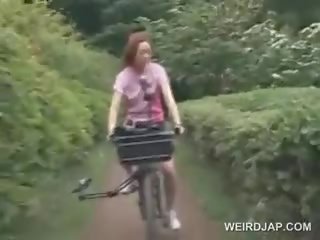الآسيوية في سن المراهقة المحبوبون ركوب الخيل bikes مع قضبان اصطناعية في هم cunts