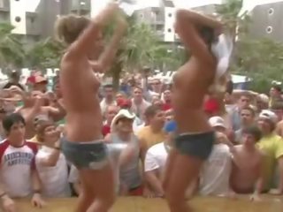 Dronken sletten dansen topless bij een partij